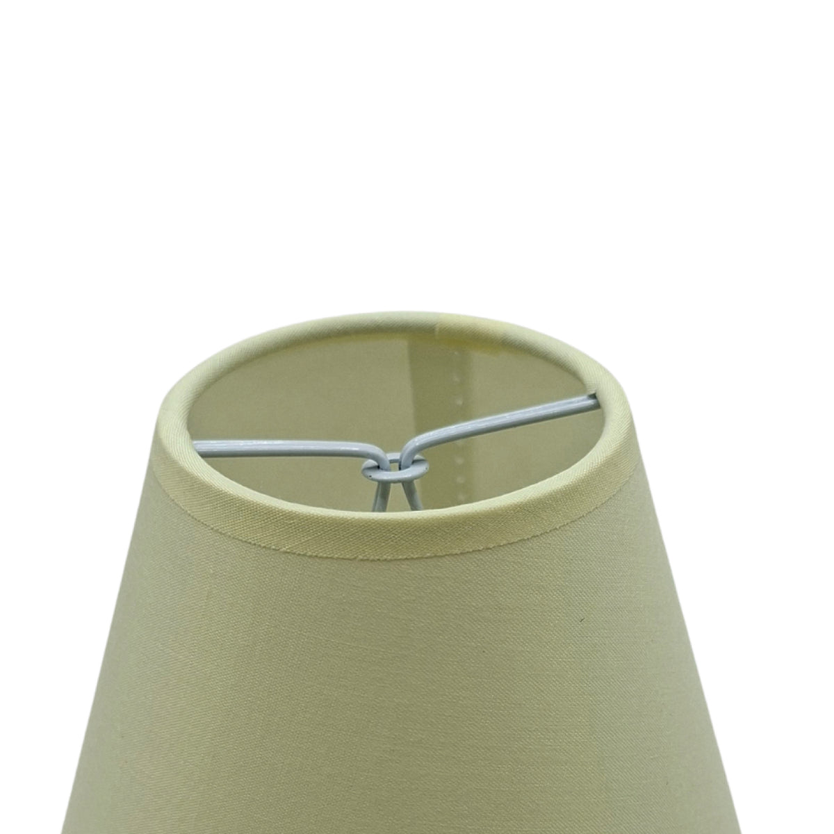 Met een zachte crème kleur voegt deze lampenkap een tijdloze charme toe aan je interieur.