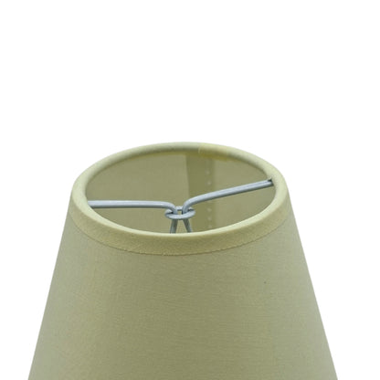 Met een zachte crème kleur voegt deze lampenkap een tijdloze charme toe aan je interieur.