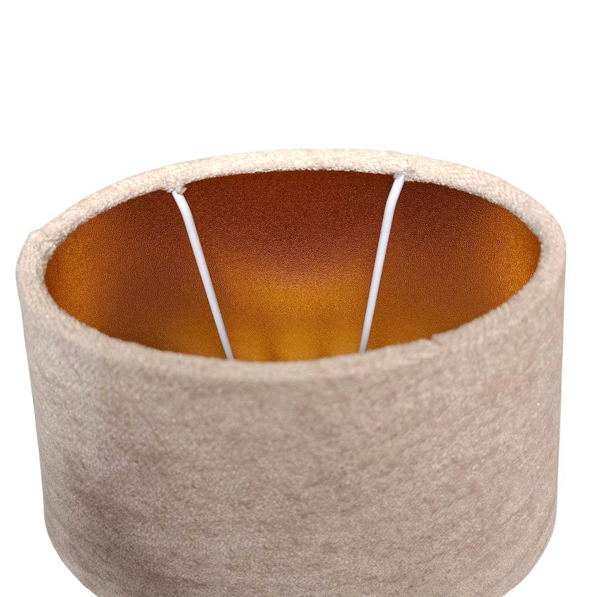 Deze crèmekleurige velvet lampenkap biedt een warme uitstraling. Perfect voor een sfeervolle en verfijnde inrichting.