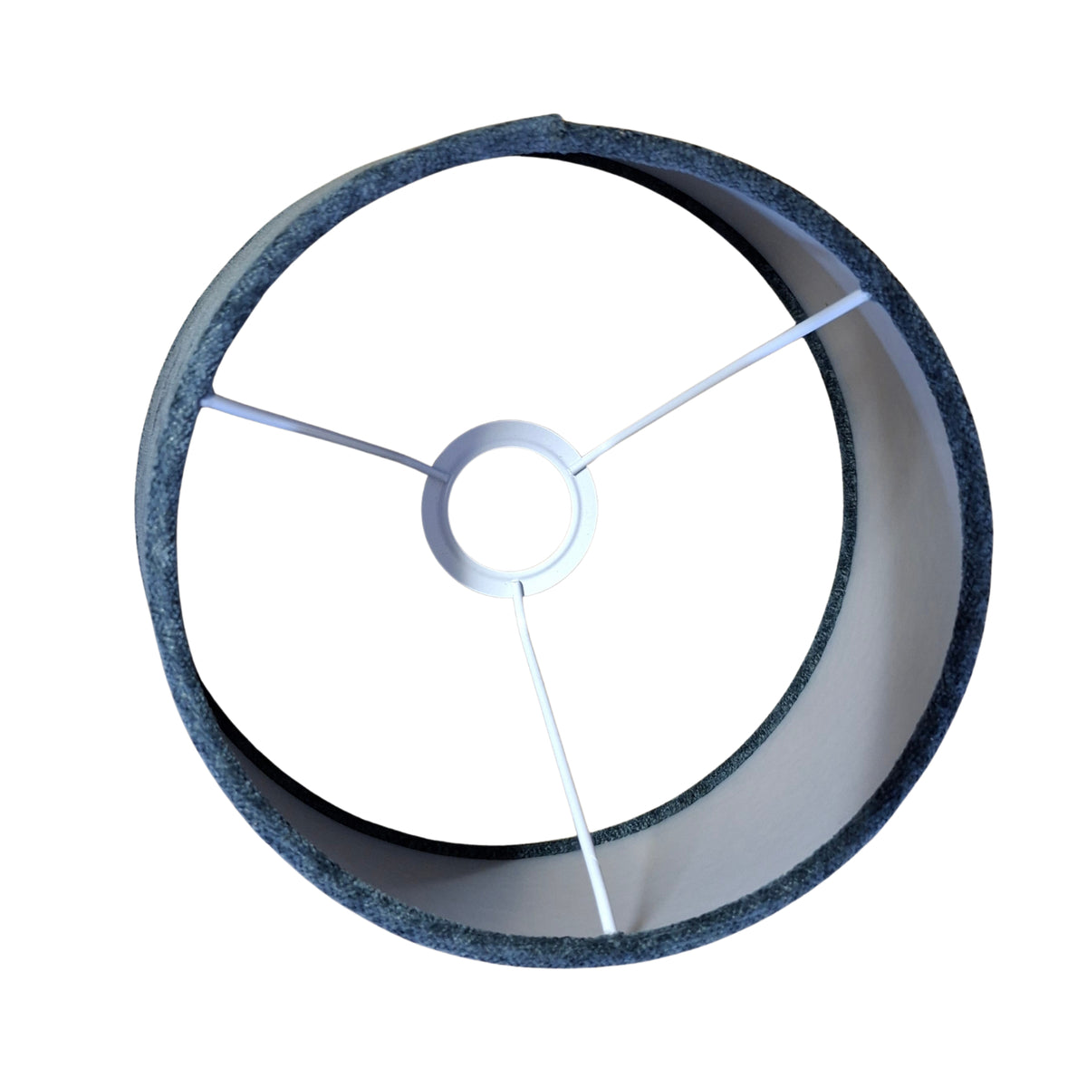 Deze donkergrijze lampenkap heeft een minimalistisch design.