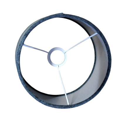 Deze donkergrijze lampenkap heeft een minimalistisch design.