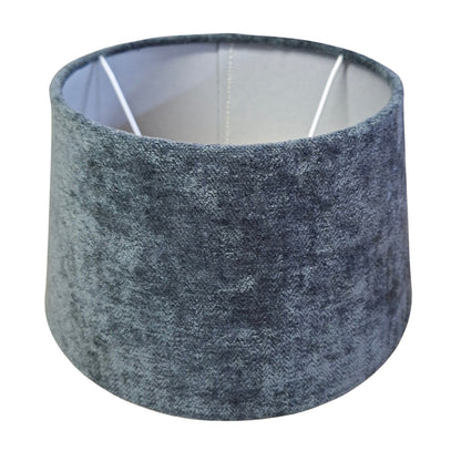 Deze donkergrijze lampenkap straalt een moderne eenvoud uit. Ideaal voor een minimalistische inrichting met sfeer.