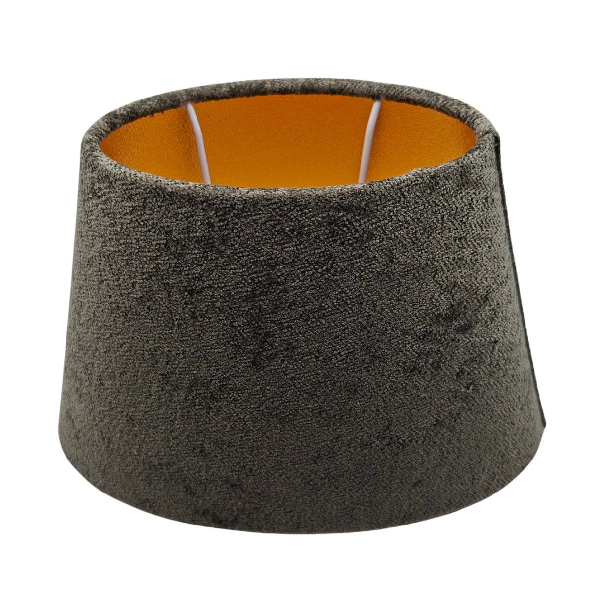 Deze antraciet/gouden lampenkap van velvet brengt een moderne touch in je interieur. Perfect voor sfeervolle verlichting.