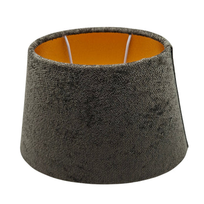 Deze antraciet/gouden lampenkap van velvet brengt een moderne touch in je interieur. Perfect voor sfeervolle verlichting.