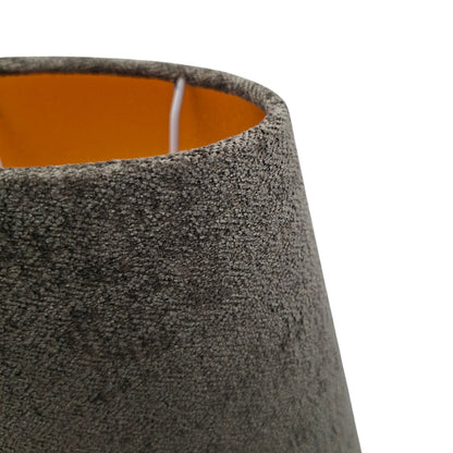 Deze moderne lampenkap in antraciet en goud geeft een luxe uitstraling aan je interieur. Perfect voor sfeervolle verlichting.