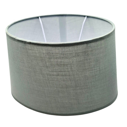 Deze grijze lampenkap van katoen voegt een moderne touch toe aan je interieur. Perfect voor sfeervolle verlichting!