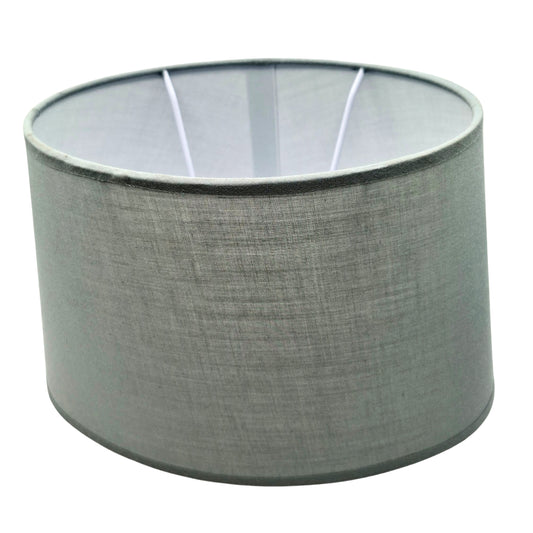 Deze grijze lampenkap van katoen voegt een moderne touch toe aan je interieur. Perfect voor sfeervolle verlichting!