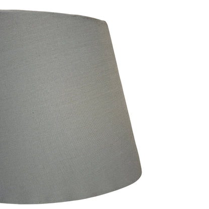 Een fraaie grijze lampenkap van chintz voor een sfeervolle uitstraling. Perfect voor het creëren van een warme ambiance.