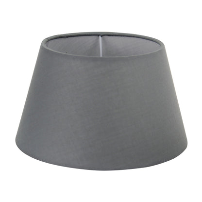 Deze moderne grijze lampenkap voegt een frisse, eigentijdse uitstraling toe aan je interieur. Perfect voor diverse lampen.