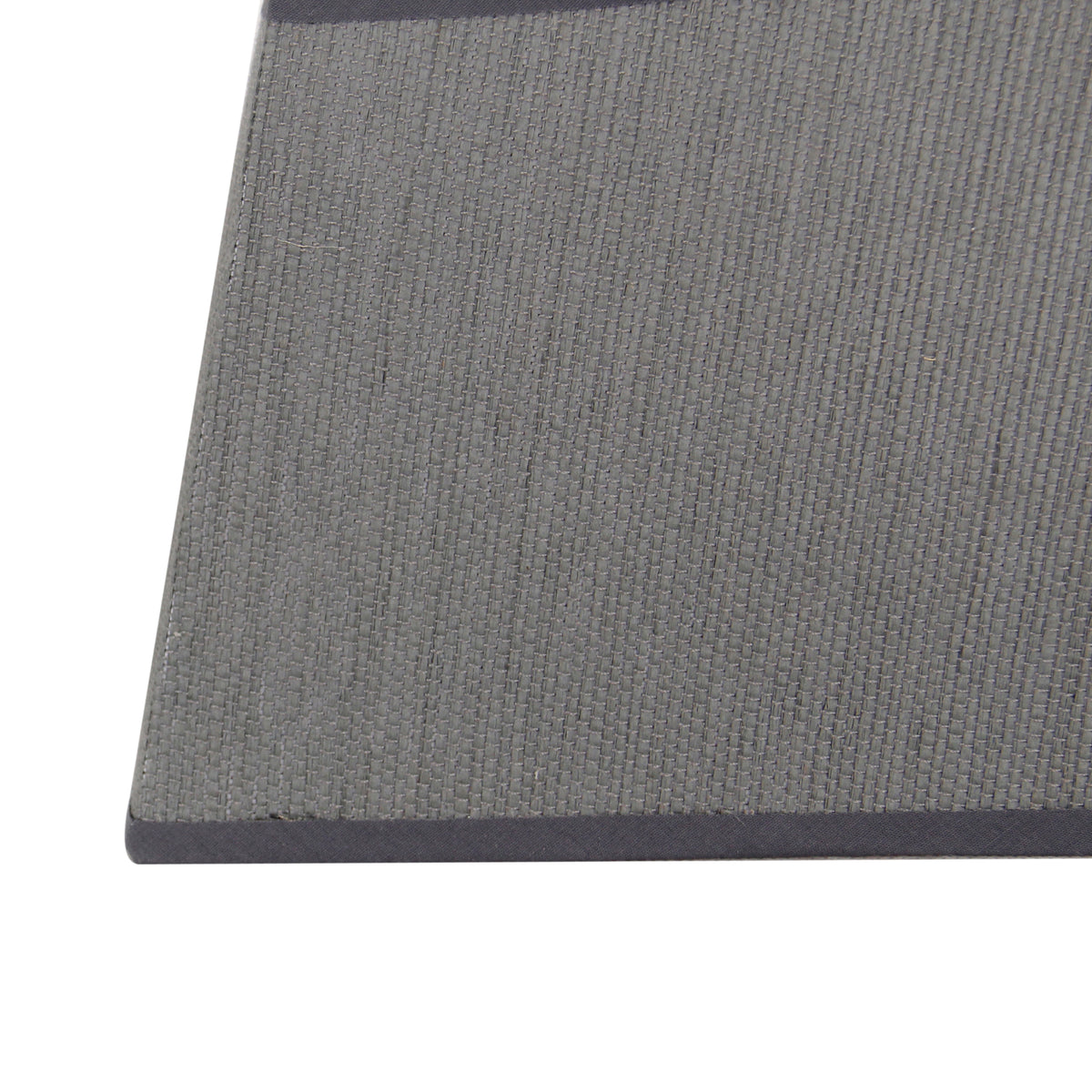 De grijze lampenkap uit de Lampenschirme serie voegt een moderne touch toe aan je interieur.