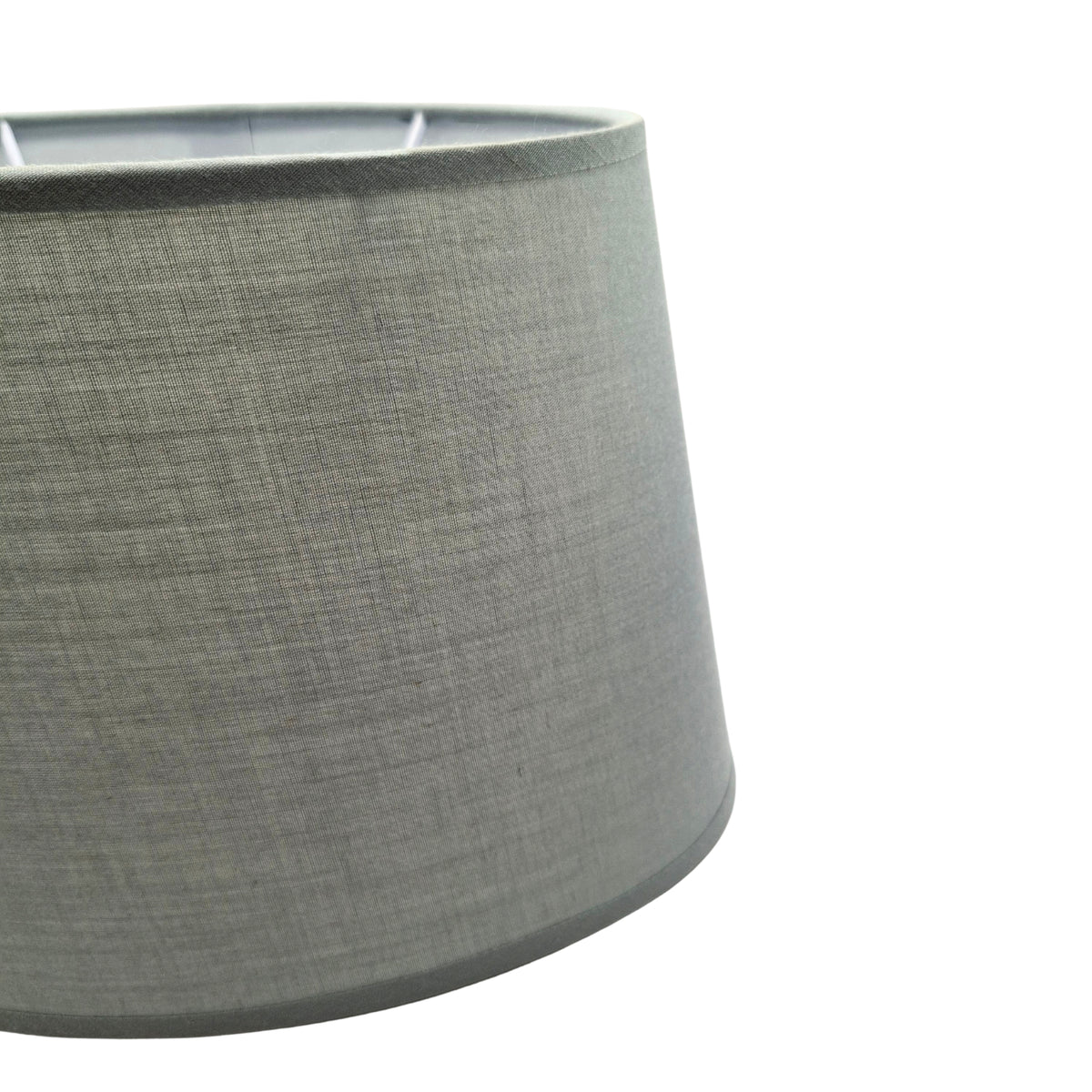 Deze grijze lampenkap van katoen voegt een moderne touch toe aan je interieur. Perfect voor sfeervolle verlichting.