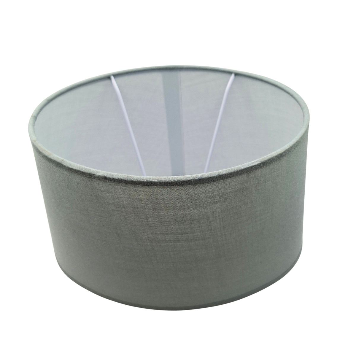 Met een moderne grijze kap van katoen geeft deze lamp een strakke uitstraling. Perfect voor een eigentijdse inrichting.