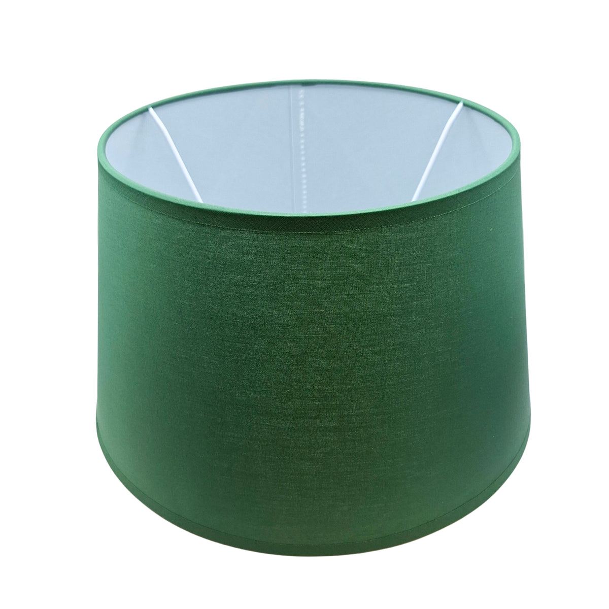 Minimalistische groene lampenkap van chintz geeft een frisse uitstraling. Perfect voor een moderne en stijlvolle inrichting.