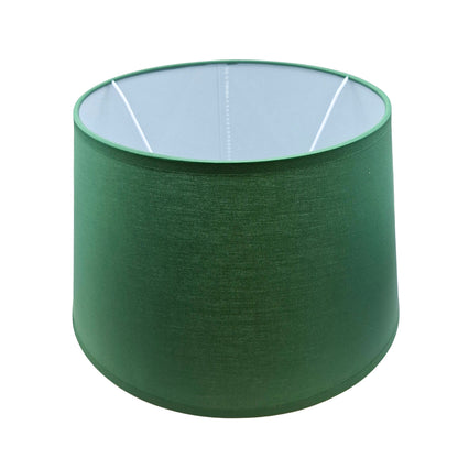 Minimalistische groene lampenkap van chintz geeft een frisse uitstraling. Perfect voor een moderne en stijlvolle inrichting.