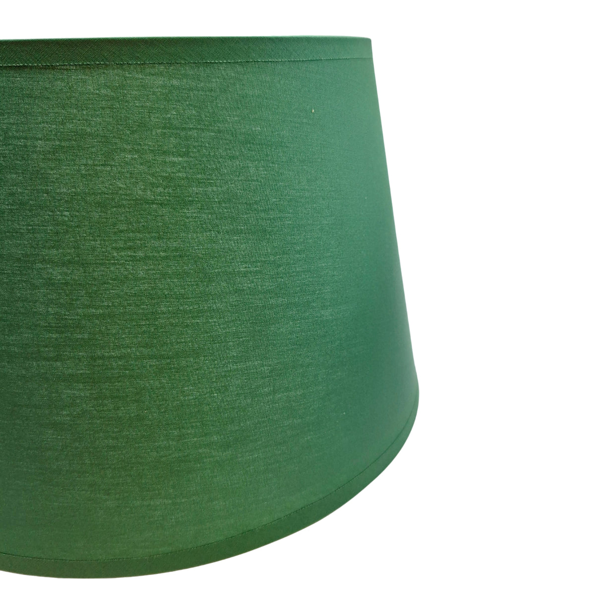Minimalistische groene lampenkap van chintz voor een frisse uitstraling. Perfect voor een moderne inrichting in elke ruimte.