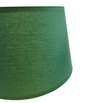 Minimalistische groene lampenkap van chintz voor een frisse uitstraling. Perfect voor een moderne inrichting in elke ruimte.