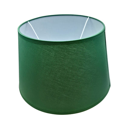 Deze groene lampenkap in chintz geeft een frisse, moderne uitstraling. Perfect voor een minimalistische inrichting.