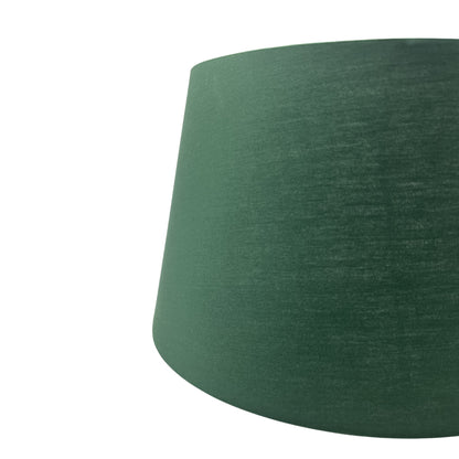 Met een frisse groene kleur voegt deze lampenkap een vleugje modern minimalisme toe aan uw interieur.
