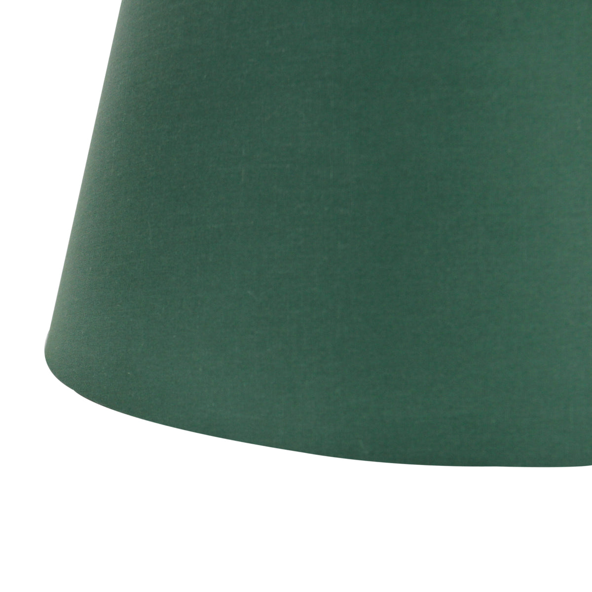 De groene lampenkap van chintz voegt een frisse touch toe aan je interieur. Perfect voor een sfeervolle verlichting.