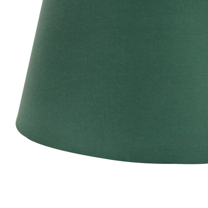 De groene lampenkap van chintz voegt een frisse touch toe aan je interieur. Perfect voor een sfeervolle verlichting.