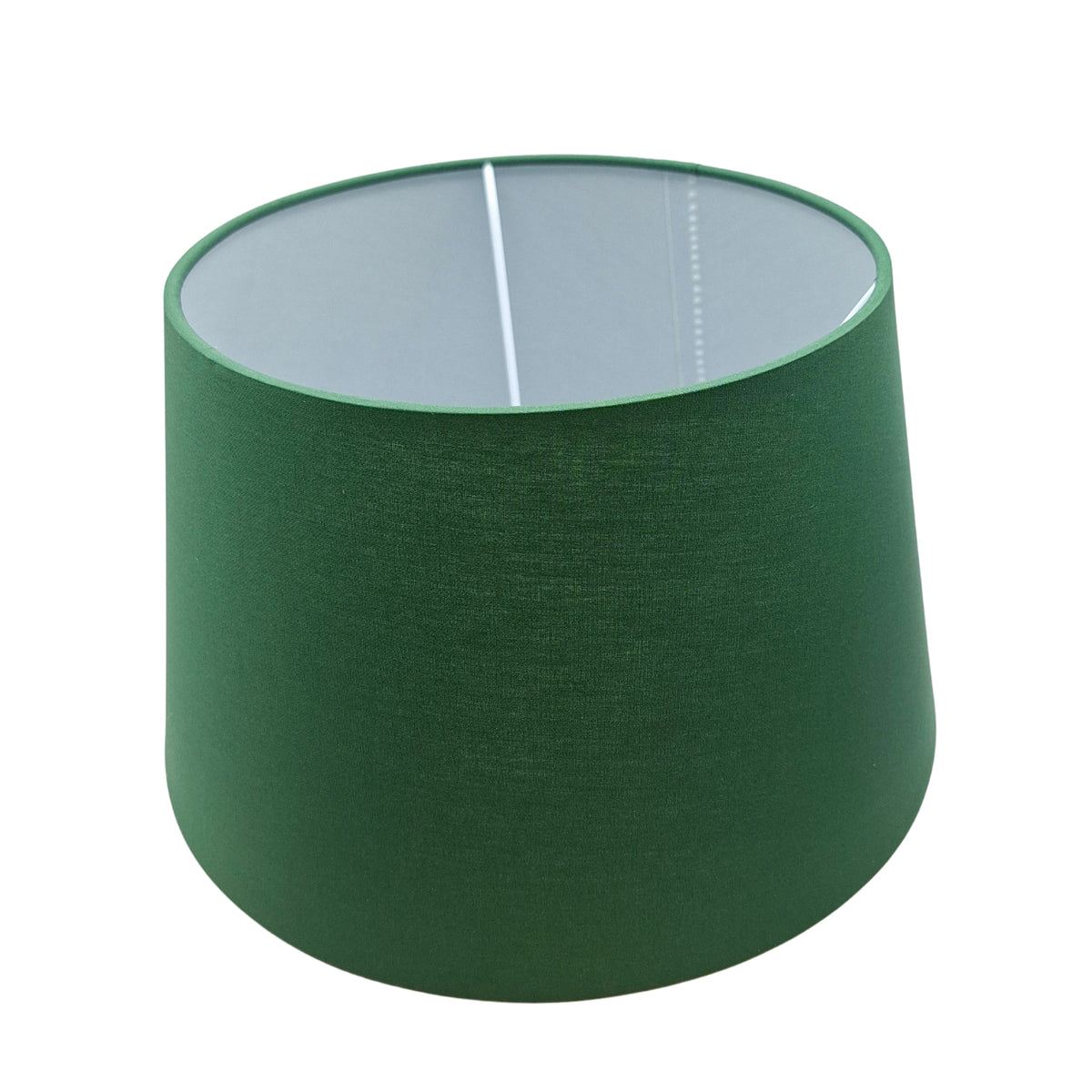 Deze moderne, groene lampenkap voegt een frisse touch toe aan je interieur. Perfect voor een minimalistische uitstraling.