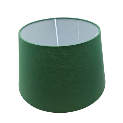Deze moderne, groene lampenkap voegt een frisse touch toe aan je interieur. Perfect voor een minimalistische uitstraling.