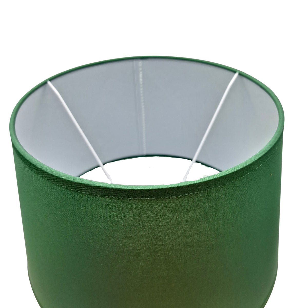 Deze groene lampenkap in chintz geeft een eigentijdse uitstraling. Perfect voor een minimalistisch interieur.