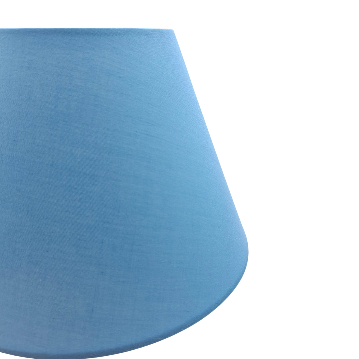 Verfrissende blauwe lampenkap van chintz met een modern design. Perfect voor een eigentijdse sfeer in huis.