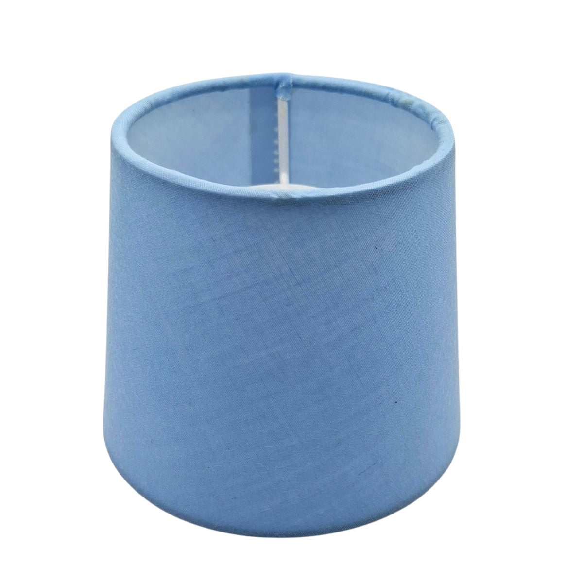 Dromerige lichtblauwe lampenkap van chintz voor een frisse uitstraling. Perfect voor een gezellige sfeer in elke kamer.