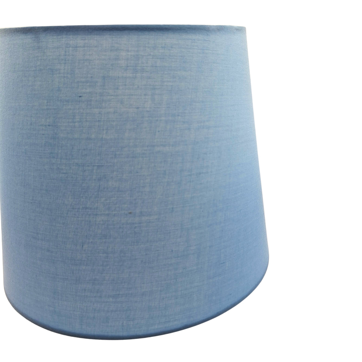 Verfrissende lichtblauwe lampenkap van chintz, perfect voor een zachte, sfeervolle uitstraling in elke kamer.