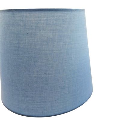 Verfrissende lichtblauwe lampenkap van chintz, perfect voor een zachte, sfeervolle uitstraling in elke kamer.