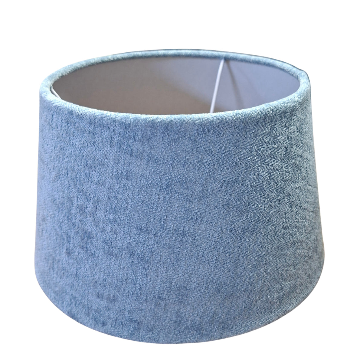 Deze lichtblauwe lampenkap voegt een fris, modern accent toe aan je interieur. Perfect voor een minimalistische uitstraling.