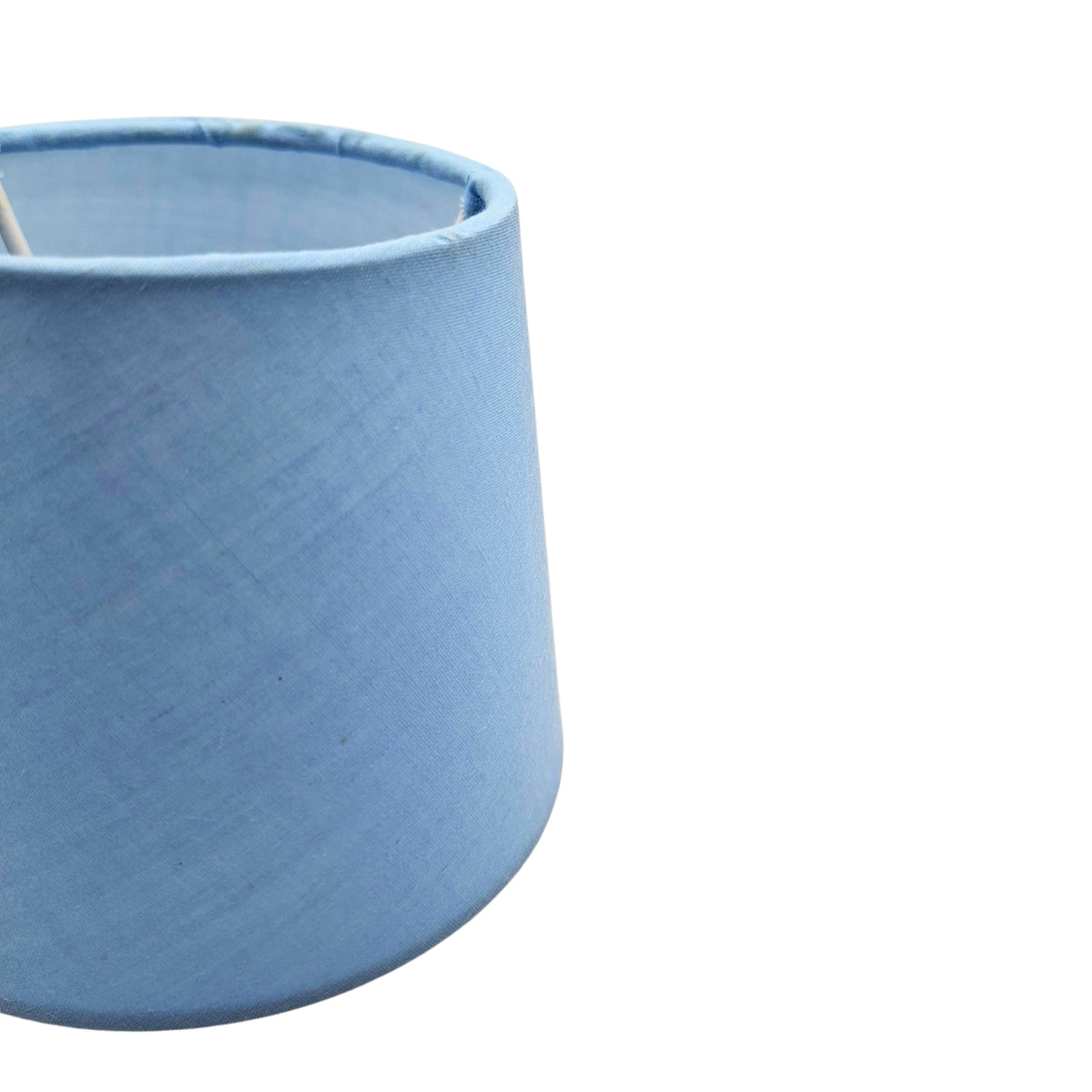 Deze lichtblauwe lampenkap van chintz voegt een frisse toets toe aan je interieur.