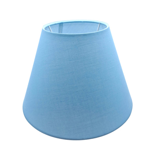 Deze moderne lampenkap in blauw voegt een frisse toets toe aan je interieur. Perfect voor sfeervolle verlichting.