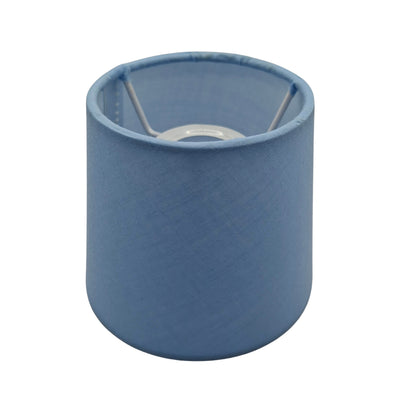 Deze lichtblauwe lampenkap brengt een frisse sfeer in je interieur. Perfect voor een zachte, uitnodigende verlichting.