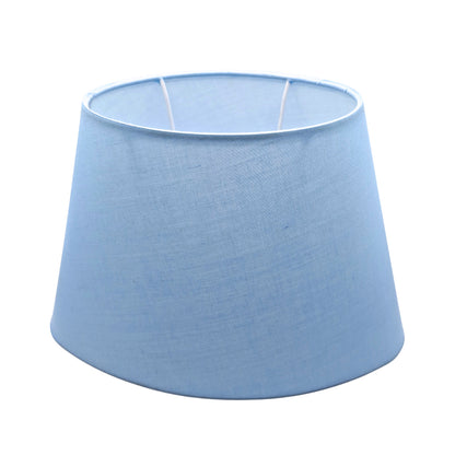 Frisse lichtblauwe lampenkap van chintz voor een moderne uitstraling. Perfect voor een sfeervolle, eigentijdse inrichting.