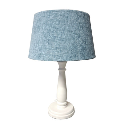 Deze lichtblauwe lampenkap voegt een frisse, moderne toets toe aan je interieur.