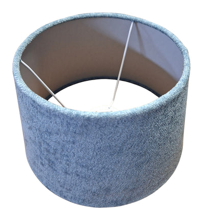 Met een frisse lichtblauwe kleur voegt deze minimalistische lampenkap stijl toe aan elke ruimte.