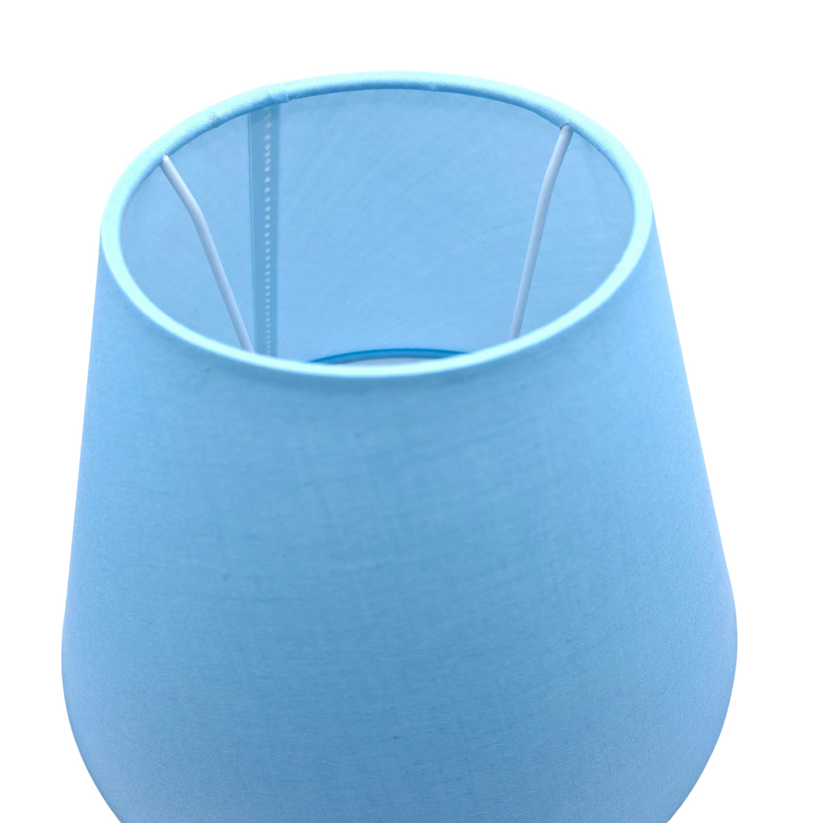 Strak vormgegeven lampenkap in modern blauw chintz. Combineert elegantie met veelzijdige verlichting voor jouw interieur.