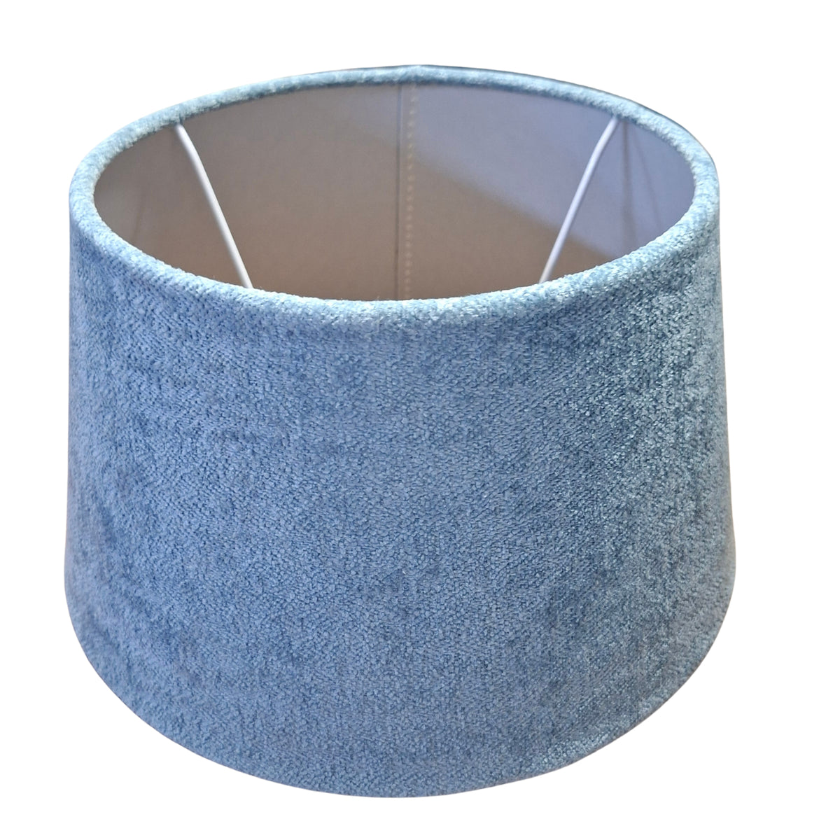 Minimalistische lichtblauwe lampenkap van wol. Perfect voor een frisse, moderne uitstraling in elke kamer.