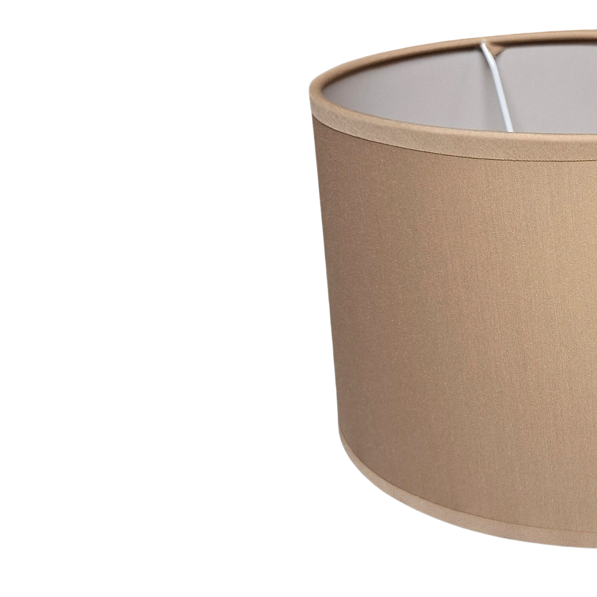 Deze lichtbruine lampenkap van katoen voegt een warme, gezellige sfeer toe aan elke kamer.