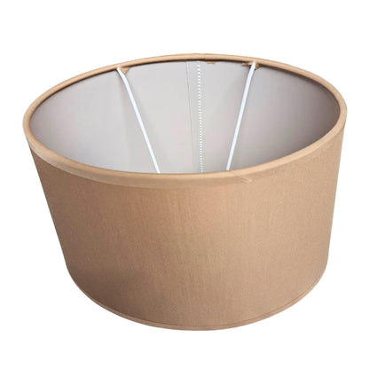 Deze lichtbruine lampenkap van katoen voegt warmte toe aan elke ruimte. Perfect voor een gezellige sfeer in huis.