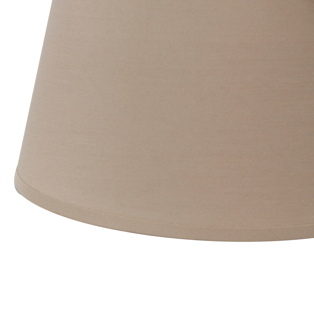 Deze lichtbruine lampenkap van katoen voegt warmte toe aan je interieur. Perfect voor een sfeervol en stijlvol licht.