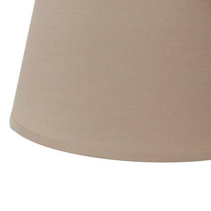 Deze lichtbruine lampenkap van katoen voegt warmte toe aan je interieur. Perfect voor een sfeervol en stijlvol licht.