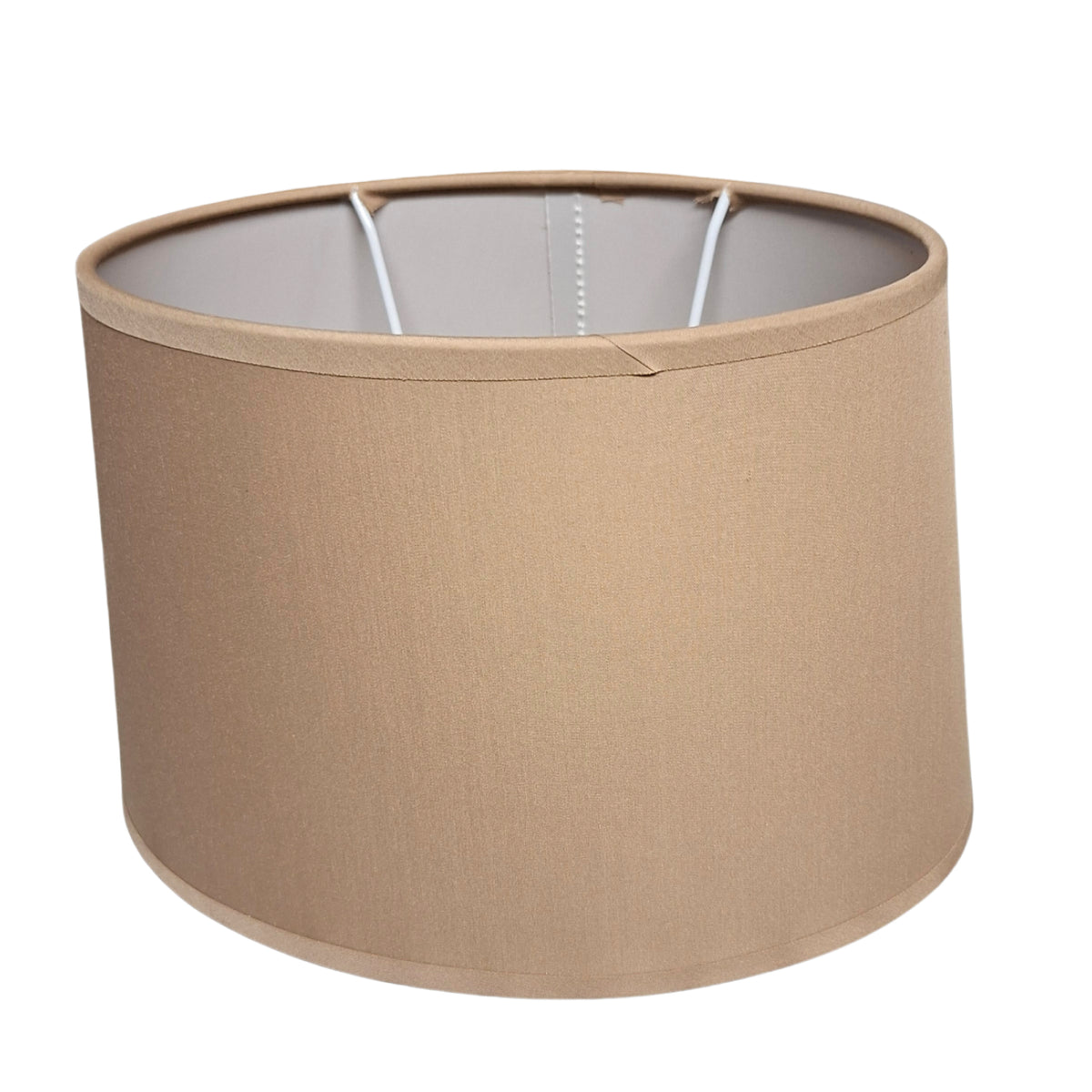 Deze lichtbruine lampenkap van katoen voegt een warme, natuurlijke uitstraling toe aan je interieur.
