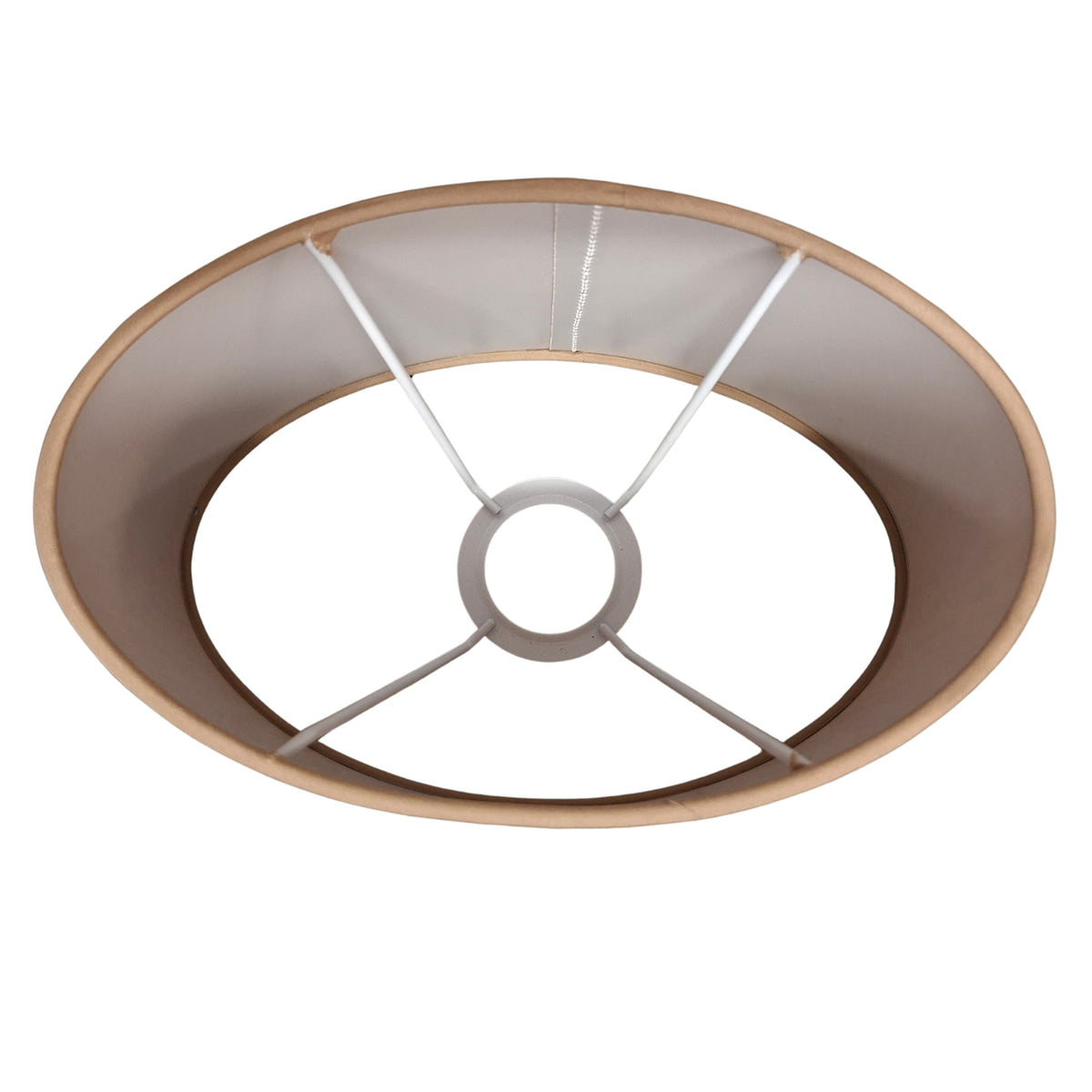 Een lichtbruine lampenkap van katoen met een stijlvolle uitstraling. Perfect om een warme sfeer in je interieur te creëren.