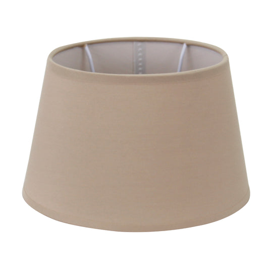 Deze lichtbruine lampenkap van katoen voegt warmte en stijl toe aan je interieur.