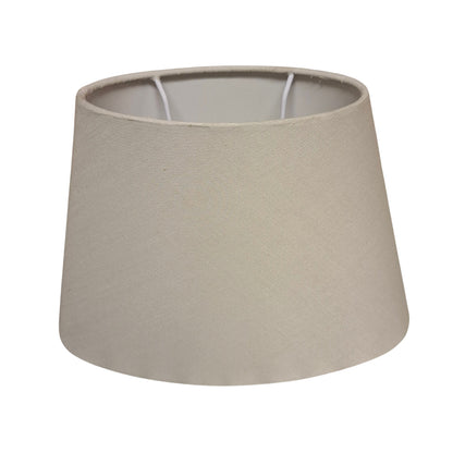 De lichtgrijze lampenkap uit de Lampenschirme serie voegt een zachte, moderne uitstraling toe aan elke ruimte.