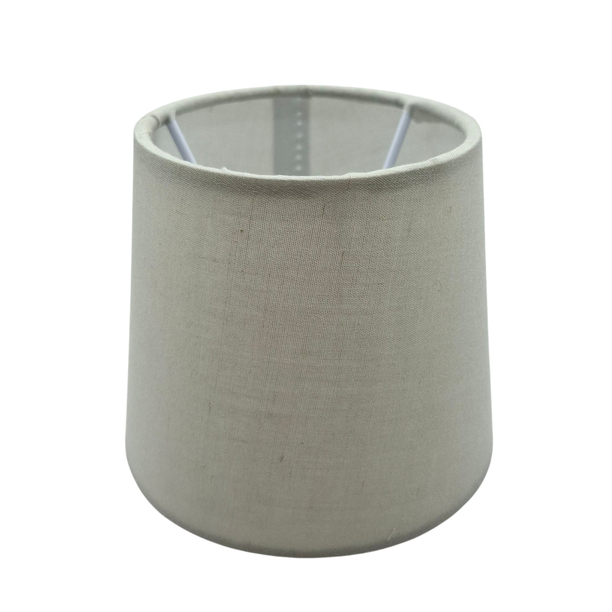Deze lichtgrijze lampenkap brengt een serene sfeer in je interieur. Perfect voor een minimalistische, moderne uitstraling.