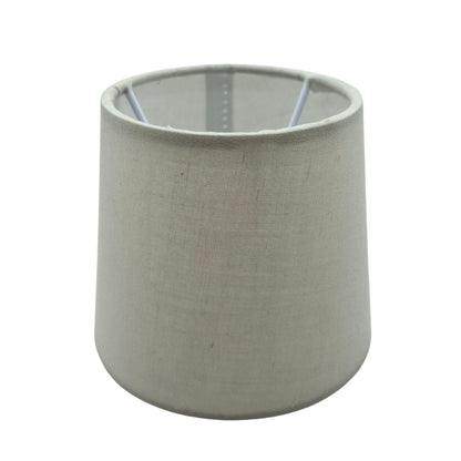 Deze lichtgrijze lampenkap brengt een serene sfeer in je interieur. Perfect voor een minimalistische, moderne uitstraling.